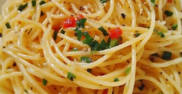 Teller mit Knoblauchspaghetti in aromatischer Sauce
