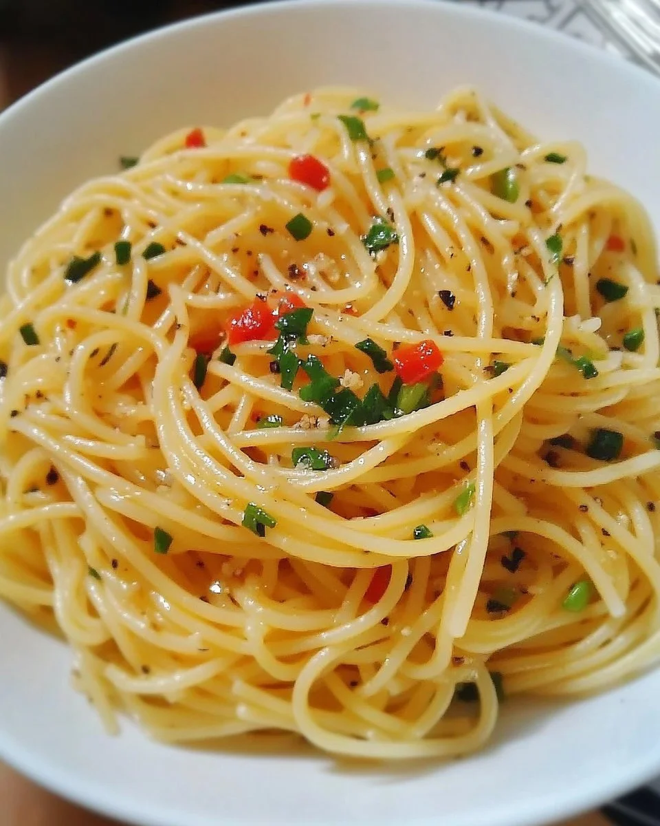 Teller mit Knoblauchspaghetti in aromatischer Sauce