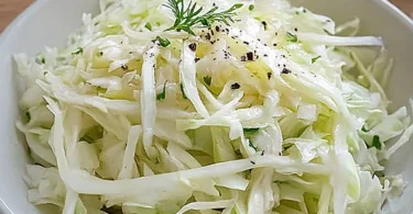 Krautsalat – frischer, knackiger Salat aus Kohl und aromatischen Zutaten
