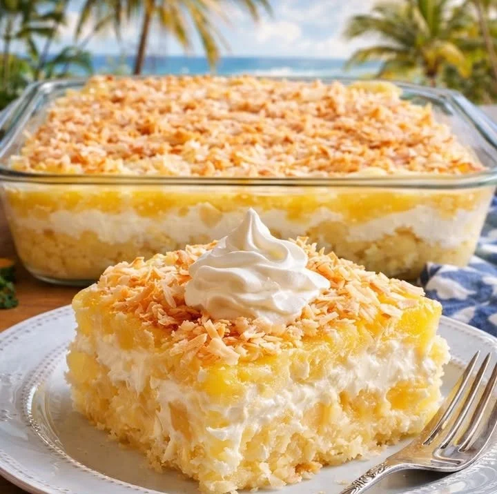 Delizioso Pudding Kuchen auf einem schönen Teller serviert.