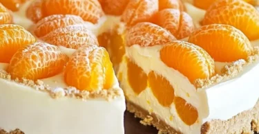 Mandarinen-Philadelphia-Torte mit fruchtigem Belag und cremigem Philadelphia-Füllung.