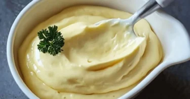Hausgemachte Mayonnaise zubereitet mit einem Stabmixer