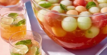 Erfrischender Melonenpunsch in einem Glas mit frischen Melonenscheiben