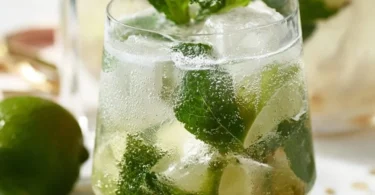 Erfrischende Mojitobowle mit Minze und Limette serviert in einem Glas