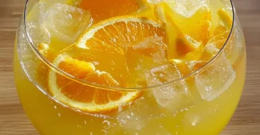 Erfrischender alkoholfreier Lemon Punch in einer Glaskanne