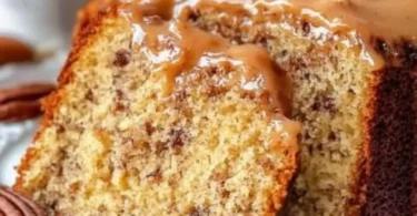 Nusskuchen mit Zimt auf einem Teller serviert