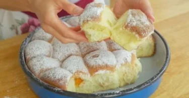 Omas Buchteln auf einem Teller, frisch gebacken und verführerisch süß