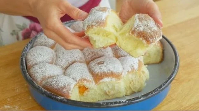 Omas Buchteln auf einem Teller, frisch gebacken und verführerisch süß
