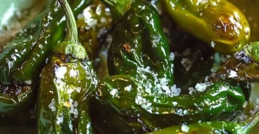 Padron-Paprika mit Fleur de Sel auf einem Teller serviert