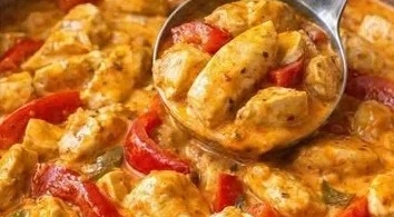 Köstliches Gericht Paprika-Sahne-Hähnchen mit Paprika und Sahne