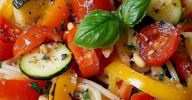 Pasta Salad mit gegrilltem Gemüse, frisch und appetitlich präsentiert.