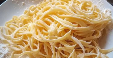 Frisch zubereiteter Pasta Teig für hausgemachte Nudelgerichte