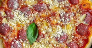 Leckere Pizza mit frischen Zutaten und köstlichen Belägen auf einem Holzbrett.