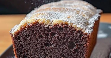 Leckerer Puddingkuchen auf einem Teller