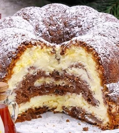 Leckere Quark Gugelhupf mit Vanillepudding auf einem Teller serviert.