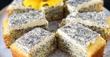 Leckerer Quark-Mohn-Kuchen auf einem Tisch, perfekt für jeden Anlass.
