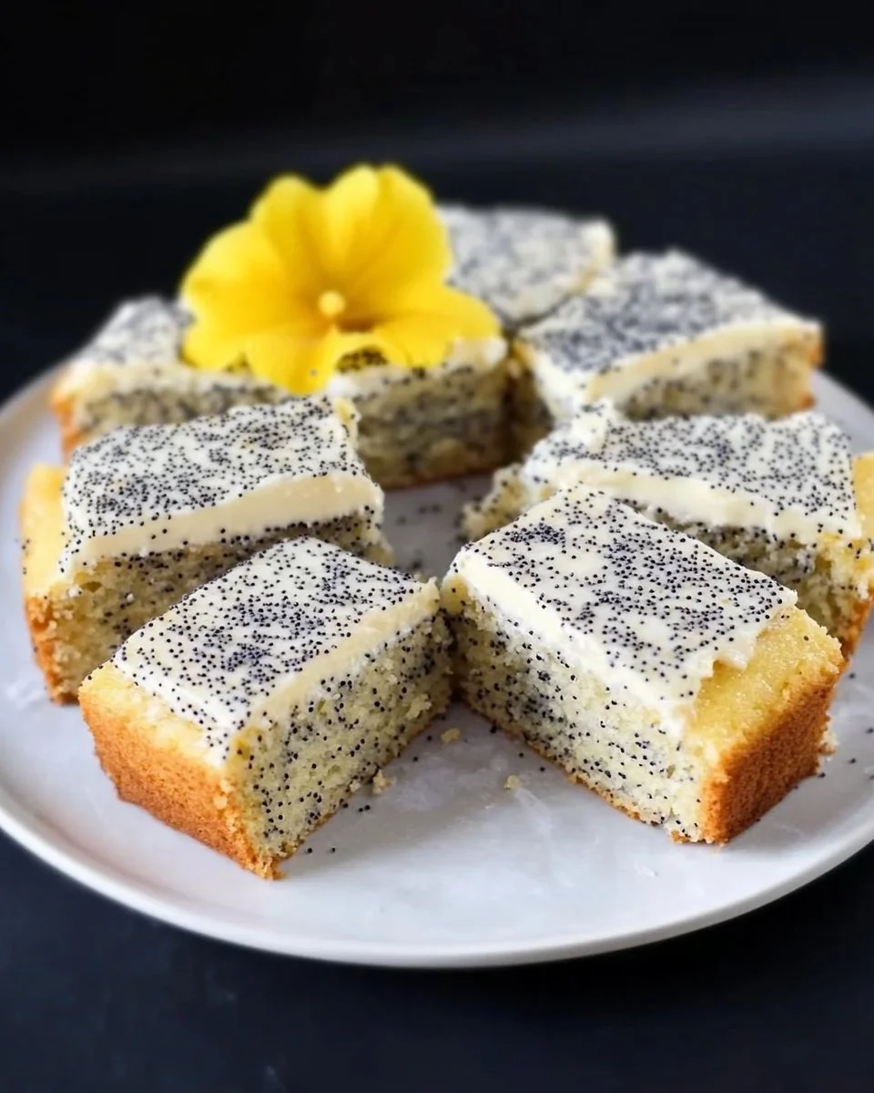 Leckerer Quark-Mohn-Kuchen auf einem Tisch, perfekt für jeden Anlass.