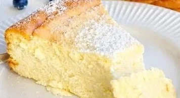 Quarkkuchen mit Vanillepudding auf einem Teller serviert