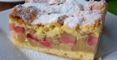 Saftiger Rhabarberkuchen auf einem Tisch serviert