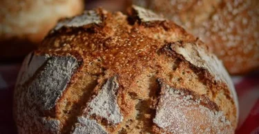 Frisch gebackene Roggenbrötchen auf einem Holzbrett