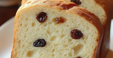 Frisches Rosinenbrot mit goldenen Rosinen auf einem Holzbrett