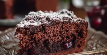 Leckerer Rotweinkuchen mit Kirschen und Schokoladengeschmack