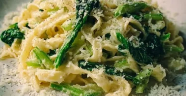 Rübenblätter-Medley mit Ziegencreme-Käse und Tagliatelle in einem Teller