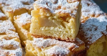 Leckerer ruck-zuck Apfelkuchen frisch gebacken mit saftigen Äpfeln