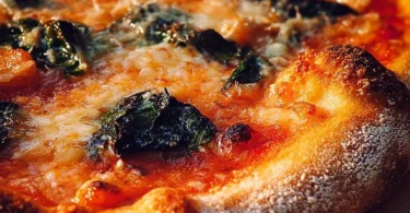 Leckere Sauerteigpizza mit frischen Zutaten und knusprigem Boden