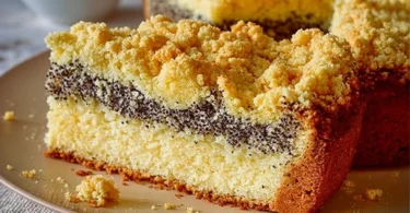 Saftiger schlesischer Mohnstreuselkuchen mit knusprigen Streuseln