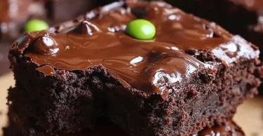 Saftige Schokoladen-Ganache-Brownies auf einem Teller