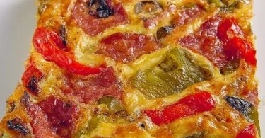Leckere Schuttelpizza auf einem rustikalen Holztisch serviert.