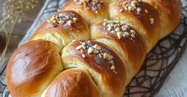 Schwäbischer Hefezopf auf einem Tisch, perfekt zum Feiern und Genießen.