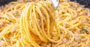 Thunfisch Spaghetti mit Knoblauch in einer Pfanne zubereitet