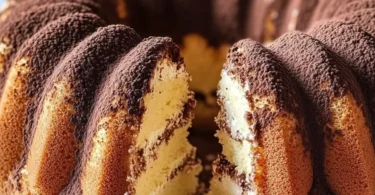 Leckerer Tiramisu-Gugelhupf auf einem Teller garniert mit Kakaopulver