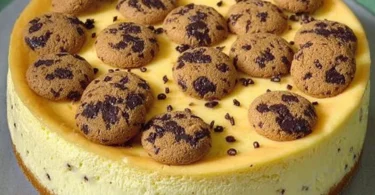 Topfen Kleckselkuchen auf einem Teller mit bunten Sprinkles.
