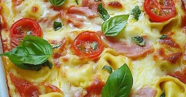 Auflauf mit Tortellini und Käse überbacken, eine leckere Mahlzeit.