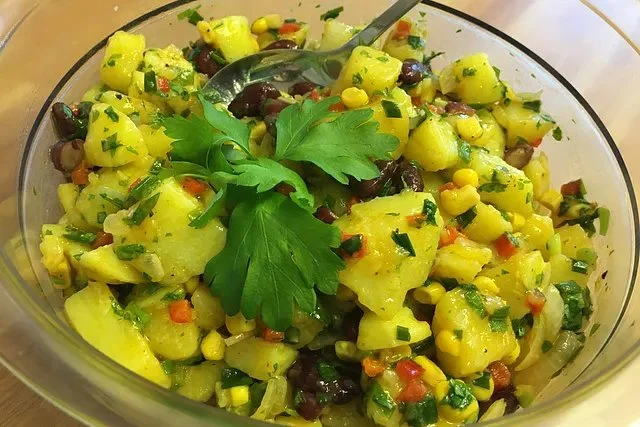 Türkischer Kartoffelsalat mit buntem Gemüse-Mix
