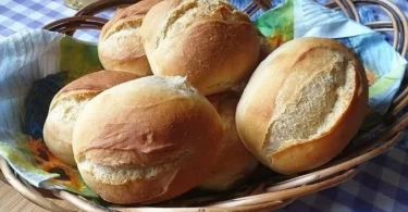 Übernacht-Brötchen aus der DDR auf einem Frühstückstisch