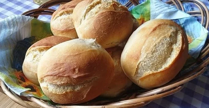 Übernacht-Brötchen aus der DDR auf einem Frühstückstisch