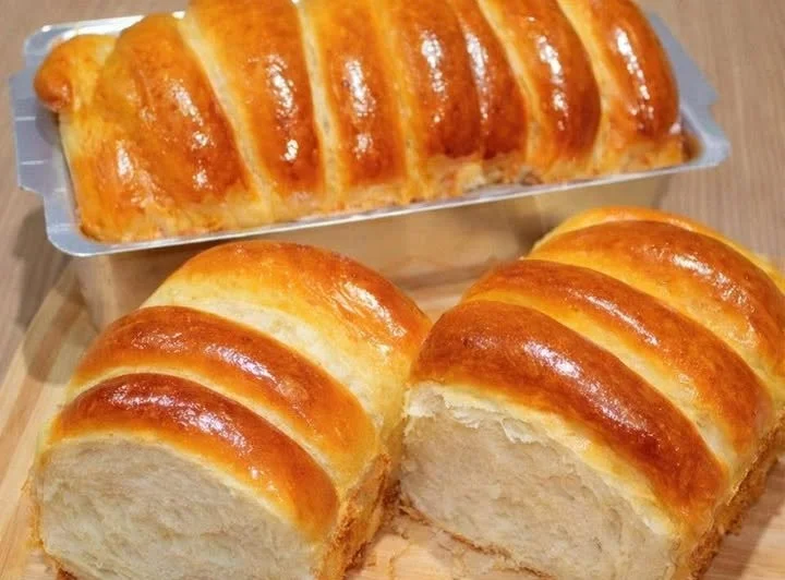 Häufchen von frisch gebackenem, weichem Milchbrot auf einem Tisch.