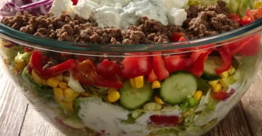 Uschis Griechischer Schichtsalat mit frischen Zutaten und vielen Farben