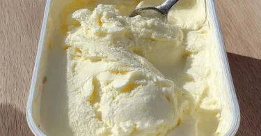 Selbstgemachtes Vanilleeis ohne Eismaschine in einer Schale serviert.