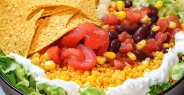 Farbenfroher vegetarischer Taco-Salat mit frischem Gemüse und Bohnen