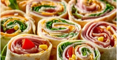 Leckere Wrap Röllchen mit frischem Gemüse und Zutaten