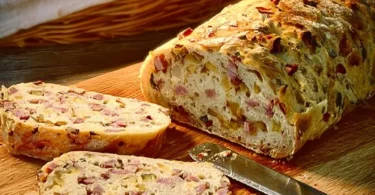 Zwiebel Käse Schinken Brot appetitlich angerichtet auf einem Tisch.