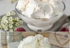 Schüssel mit 2 Minuten Joghurt-Eiscreme, die schnell und einfach zubereitet werden kann.