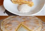 Frisch gebackener Apfelkuchen mit Äpfeln und Zimt auf einem weißen Teller