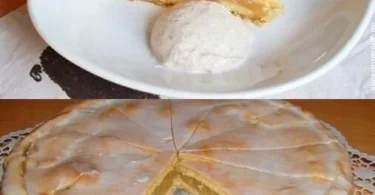 Frisch gebackener Apfelkuchen mit Äpfeln und Zimt auf einem weißen Teller