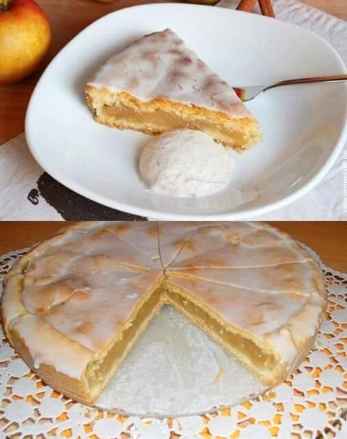 Frisch gebackener Apfelkuchen mit Äpfeln und Zimt auf einem weißen Teller